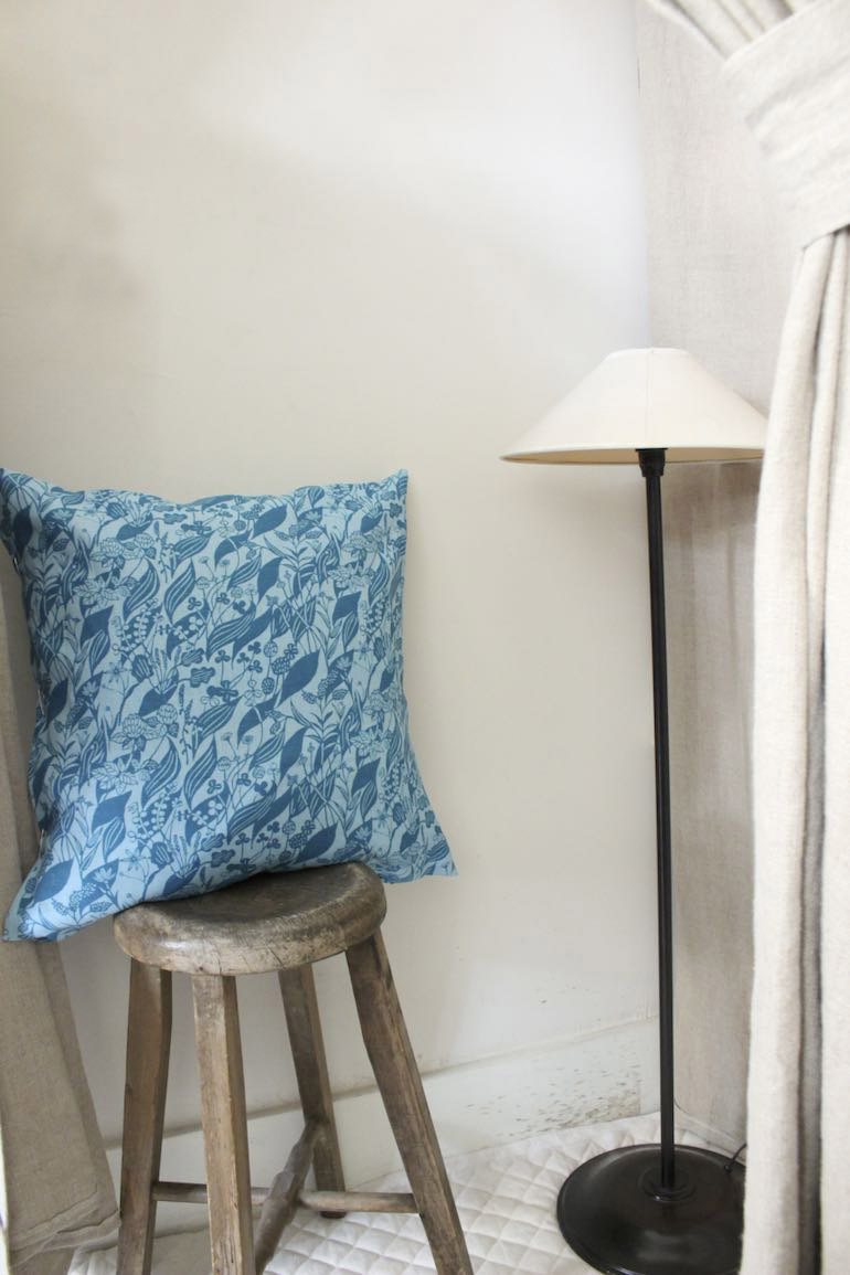 LINNETリネンプリント <br />
        おとなり草　レイクブルー